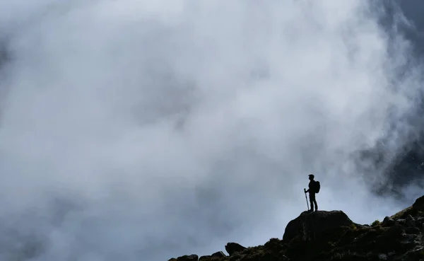 Caminhadas Ativas Para Caminhantes Desfrutando Vista Nevoeiro Nas Montanhas Himalaia — Fotografia de Stock