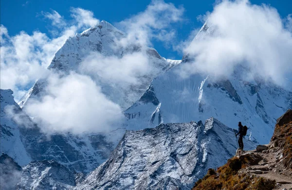 Aktiv Vandring Njuta Utsikten Över Himalaya Bergen Och Mount Ama — Stockfoto