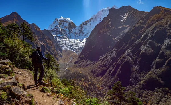 Escursioni Escursionistiche Attive Godendo Della Vista Sulle Montagne Dell Himalaya — Foto Stock