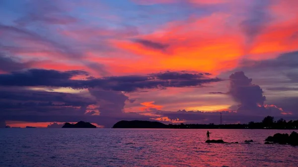 Pescador Beira Mar Silhueta Pôr Sol Céu Calmo Área Ilha — Fotografia de Stock