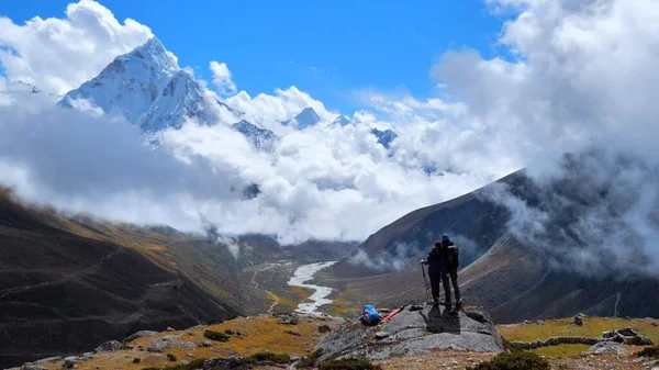 アクティブなハイキング ビューを楽しみます ヒマラヤの山々の風景を見て アマダブラムビューとエベレストベースキャンプの谷への追跡 旅行スポーツライフスタイルのコンセプト — ストック写真