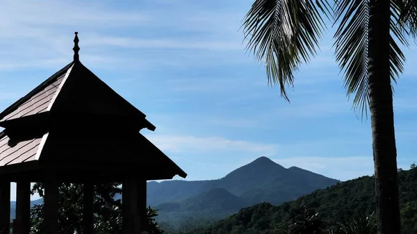 泰国可汗甘岛 Khao Ra山背景下的静坐之家 — 图库照片