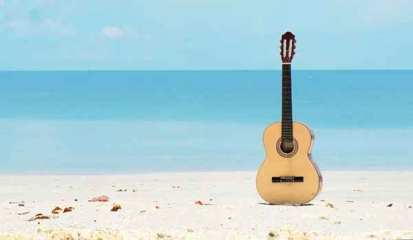 美しい砂浜で夏の空の下でアコースティックギター — ストック写真
