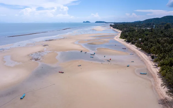 砂のビーチ バーンタイエリア Koh Phangan島 タイに沿って釣りタイボート駐車場と空中海岸線 — ストック写真