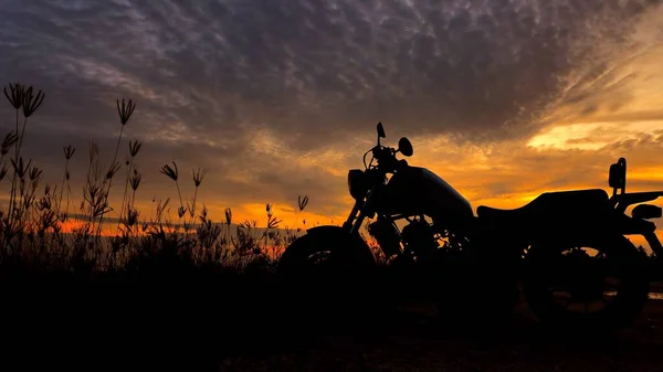 Silhueta Motocicleta Hora Pôr Sol — Fotografia de Stock