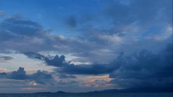 海の上に雲が動く暴風雨の空 — ストック写真