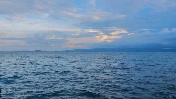 海の上に雲と空 穏やかな水面 — ストック写真