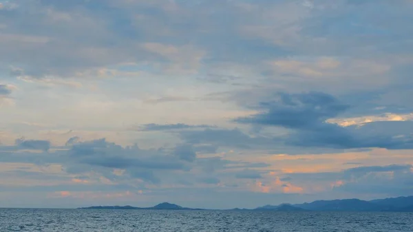 海の上に雲と空 穏やかな水面 — ストック写真