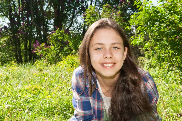 公園での散歩に十代の少女 — ストック写真