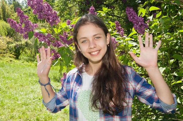 Menina Adolescente Passeio Parque Fundo Árvores — Fotografia de Stock