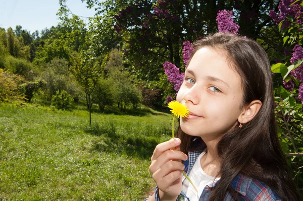 Adolescente chica en un paseo en el parque — Foto de Stock