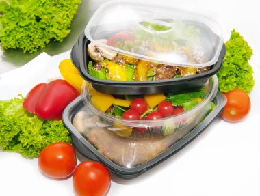 Marul ve sebze beslenme çantası ile tavuk