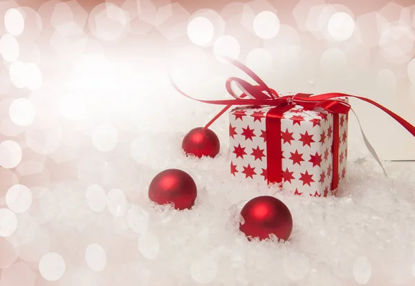 Vinter bakgrund med gåva och julgranskulor — Stockfoto