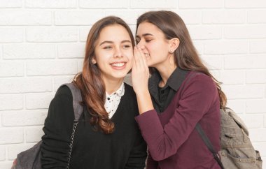 Kızlar gençler beyaz duvara karşı