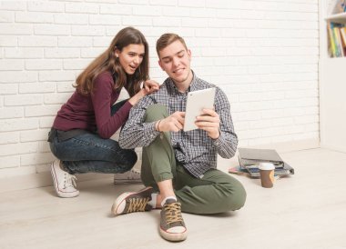 Adam ve kız öğrenciler yere oturmak