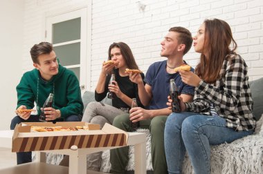 Pizza yemek genç bir şirket