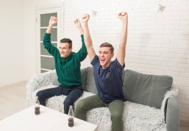 hayranları içme ve Tv izlerken