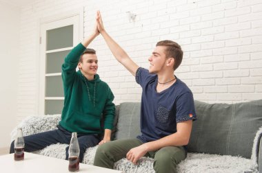 hayranları içme ve Tv izlerken