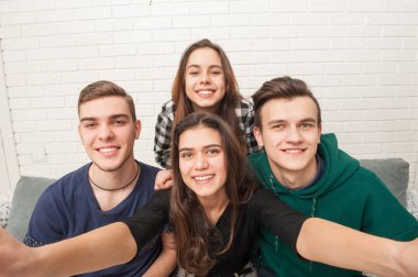 Genç bir şirket selfies yapar