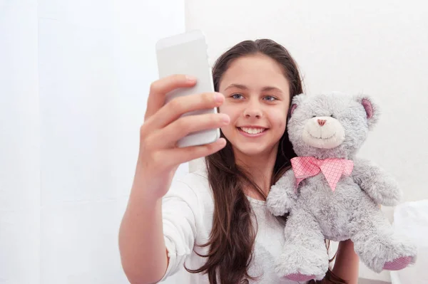 La chica hace selfie con un oso de peluche — Foto de Stock