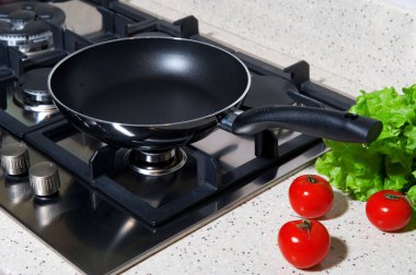 Bir plaka üzerinde siyah kızartma tavası