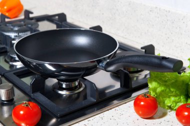 Bir plaka üzerinde siyah kızartma tavası