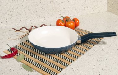 Mutfak masasının üzerinde tava