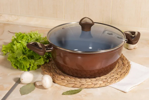 Una sartén en la mesa de la cocina — Foto de Stock