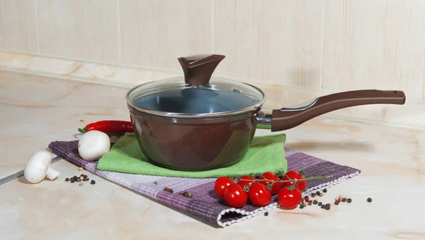 Padella sul tavolo della cucina — Foto Stock