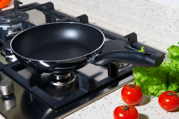 Sartén negra en un plato — Foto de Stock