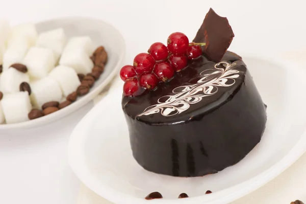 Postre de pastel de chocolate sobre un fondo claro —  Fotos de Stock