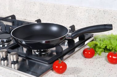 Bir plaka üzerinde siyah kızartma tavası