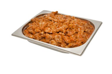 Bir demir tepsisinde güveç