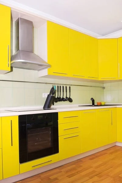Интерьер кухни жёлтый — стоковое фото