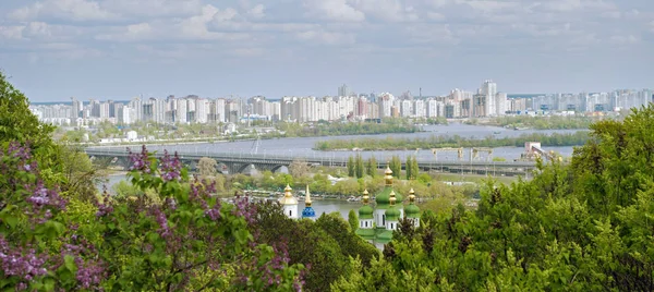 Blick auf das linke Ufer der Kiewer Stadt — Stockfoto