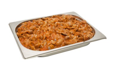 Bir demir tepsisinde güveç