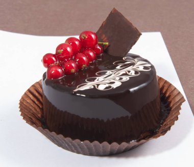 Çikolatalı pasta tatlı hafif bir arka plan üzerinde