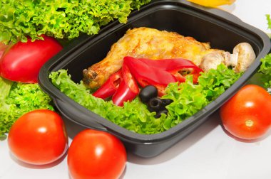 Marul ve sebze beslenme çantası ile tavuk