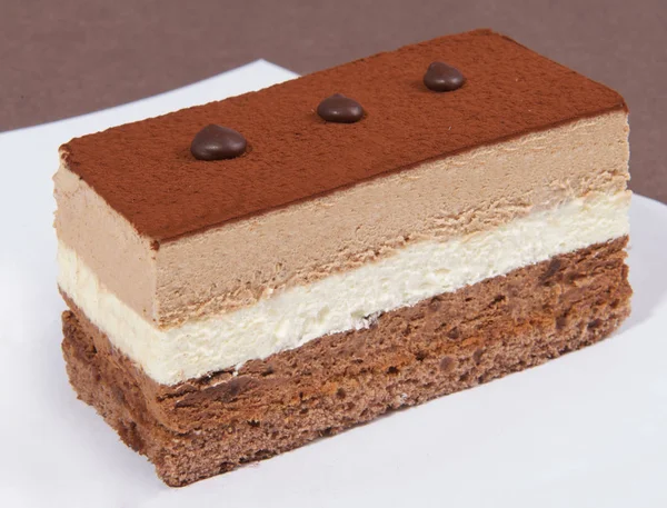 Kuchen-Tiramisu-Dessert auf hellem Hintergrund — Stockfoto