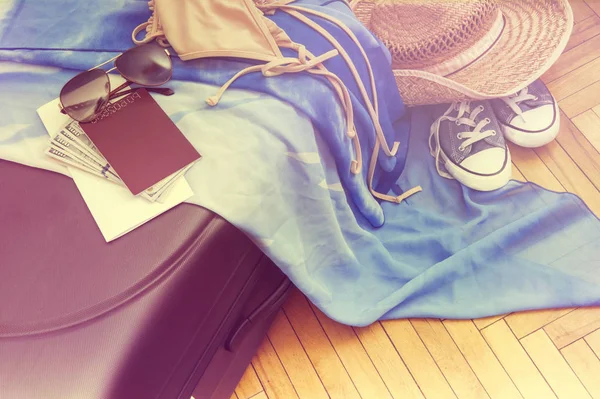 Fundo turístico com passaporte, roupa, mala de viagem . — Fotografia de Stock