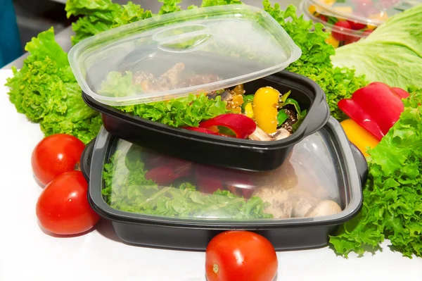 Курица с салатом и овощами в коробке — стоковое фото