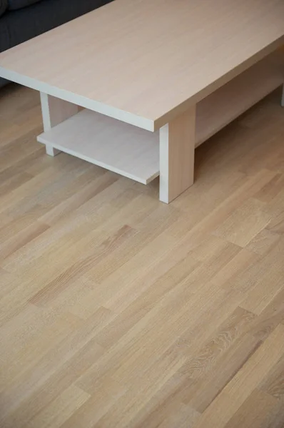 Der Tisch steht auf dem Boden — Stockfoto