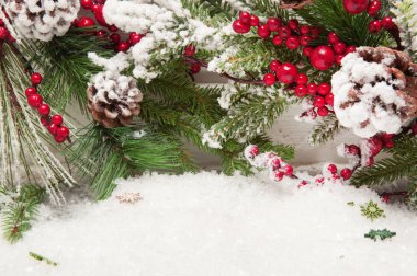 Yapay kar ve Noel ağacı dalları ile Noel arka plan
