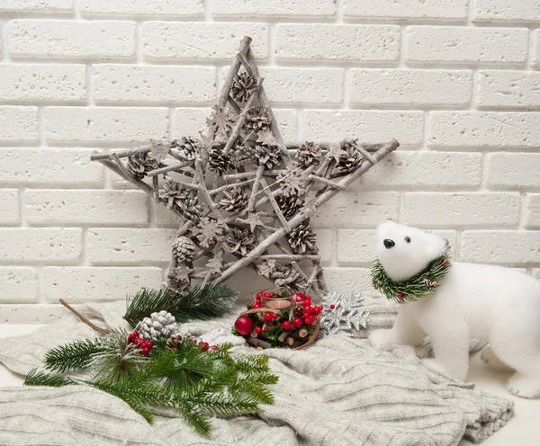 Weihnachten Hintergrund mit Kunstschnee, Stern und Weihnachtsbaum Zweige — Stockfoto