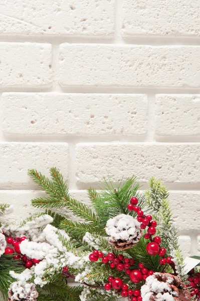Weihnachten Hintergrund mit Weihnachtsbaum Äste auf Backstein Wand Hintergrund — Stockfoto