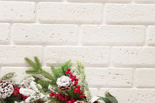 Weihnachten Hintergrund mit Weihnachtsbaum Äste auf Backstein Wand Hintergrund — Stockfoto