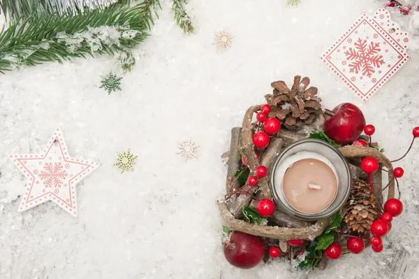Jul bakgrund med konstgjord snö, ljus och jul trädgrenar. Ovanifrån — Stockfoto