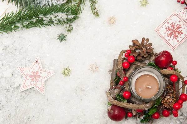 Jul bakgrund med konstgjord snö, ljus och jul trädgrenar. Ovanifrån — Stockfoto