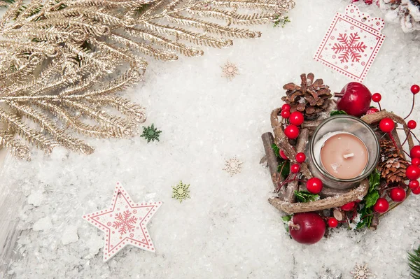 Jul bakgrund med konstgjord snö, ljus och jul trädgrenar. Ovanifrån — Stockfoto