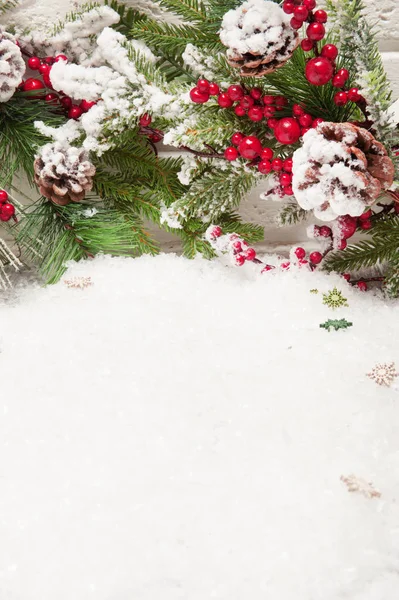 Fundo de Natal com neve artificial e ramos de árvore de Natal — Fotografia de Stock